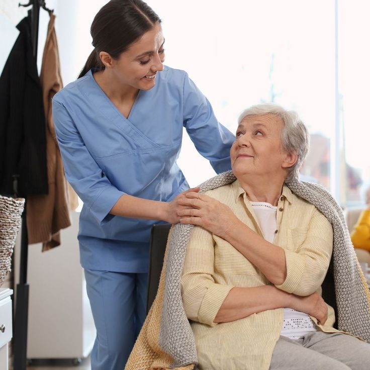 ممرضة تقدّم رعاية لكبار السن في المنزل